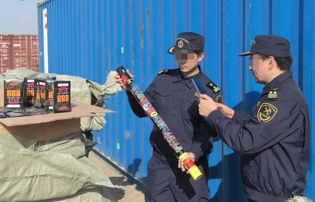 青岛海关查获 24.7 吨海运夹藏烟花：危险品伪报出口敲响安全警钟