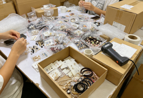 多 SKU 混装打包无规范，跨境快递分拣卡滞延误海外仓上架